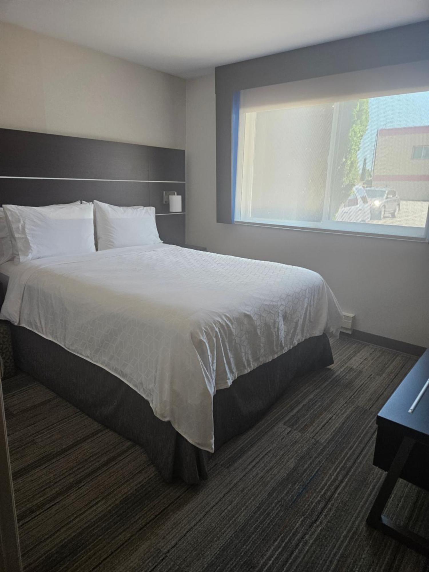 Holiday Inn Express Hotels & Suites Burlington, An Ihg Hotel Екстериор снимка